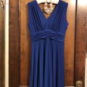 ⭐️ Fabulous and Flattering Wrinkle Free Poly Dress